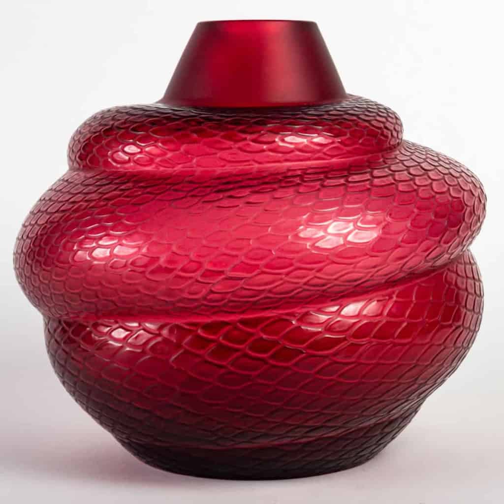 Vase « Serpent » cristal rouge de LALIQUE FRANCE | Biron Vase "Serpent" cristal rouge de LALIQUE FRANCE