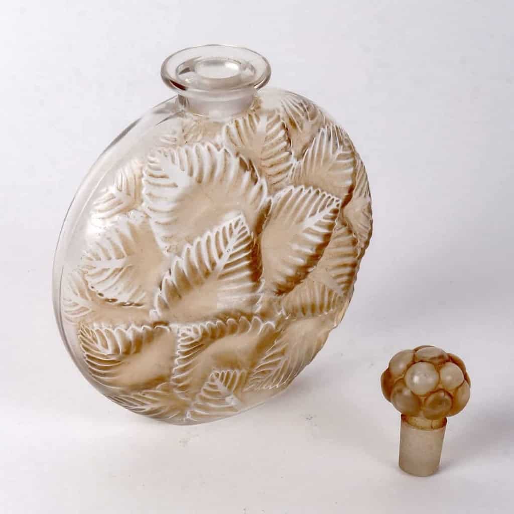 Flacon « Clamart » verre blanc patiné sépia de René LALIQUE | Biron Flacon "Clamart" verre blanc patiné sépia de René LALIQUE