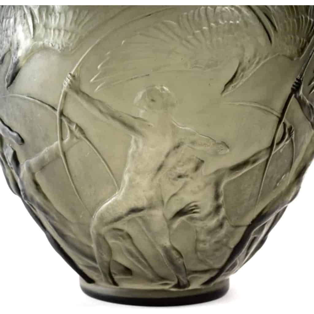 Vase « Archers » verre gris topaze fumé de René LALIQUE | Biron Vase "Archers" verre gris topaze fumé de René LALIQUE