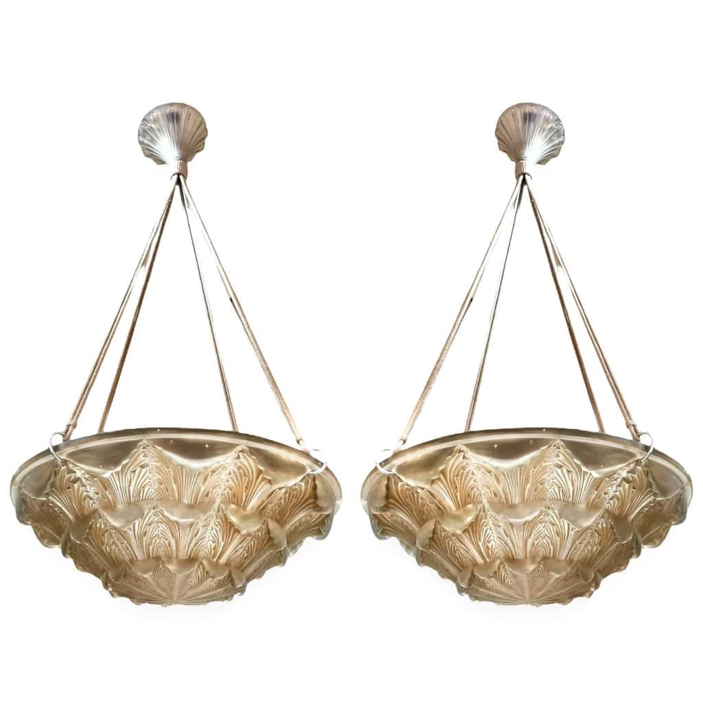 Paire de Suspensions Plafonniers Lustres « Gaillon » verre blanc patiné sépia de René LALIQUE | Biron Paire de Suspensions Plafonniers Lustres "Gaillon" verre blanc patiné sépia de René LALIQUE