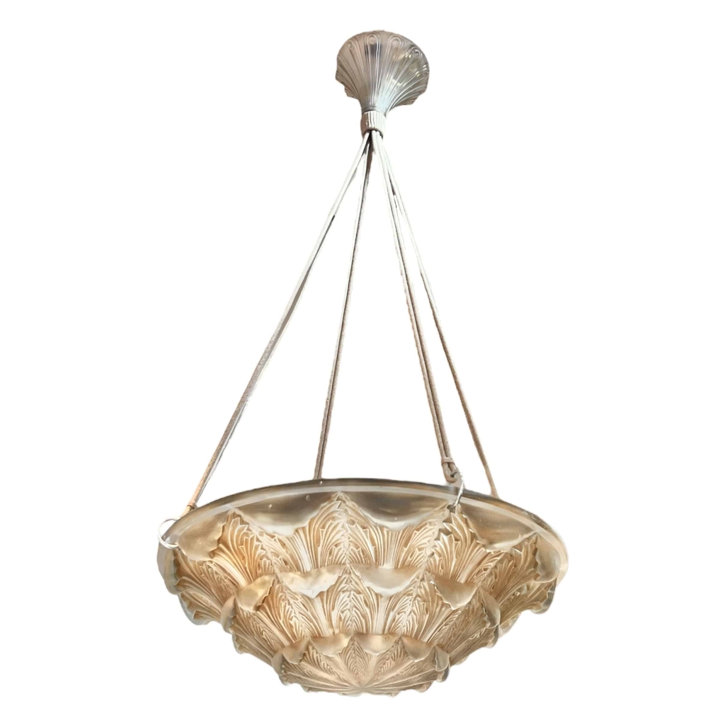 Paire de Suspensions Plafonniers Lustres « Gaillon » verre blanc patiné sépia de René LALIQUE | Biron Paire de Suspensions Plafonniers Lustres "Gaillon" verre blanc patiné sépia de René LALIQUE