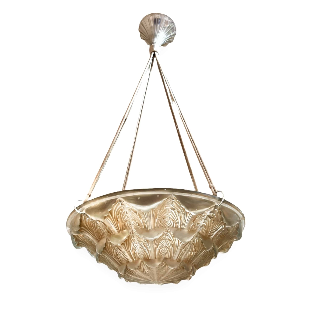 Paire de Suspensions Plafonniers Lustres « Gaillon » verre blanc patiné sépia de René LALIQUE | Biron Paire de Suspensions Plafonniers Lustres "Gaillon" verre blanc patiné sépia de René LALIQUE