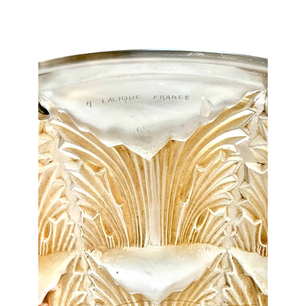 Paire de Suspensions Plafonniers Lustres « Gaillon » verre blanc patiné sépia de René LALIQUE | Biron Paire de Suspensions Plafonniers Lustres "Gaillon" verre blanc patiné sépia de René LALIQUE