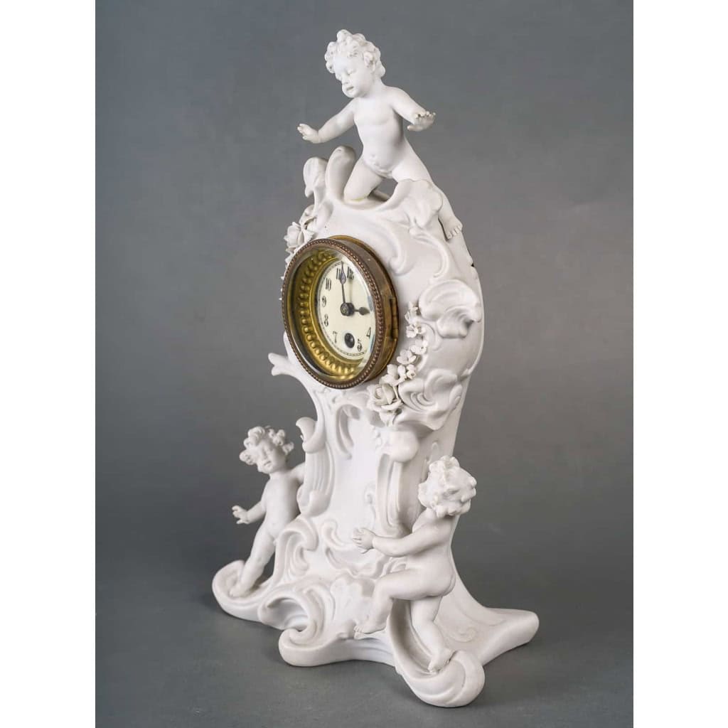 Une pendule en biscuit fin XIXème siècle | Biron Une pendule en biscuit fin XIXème siècle