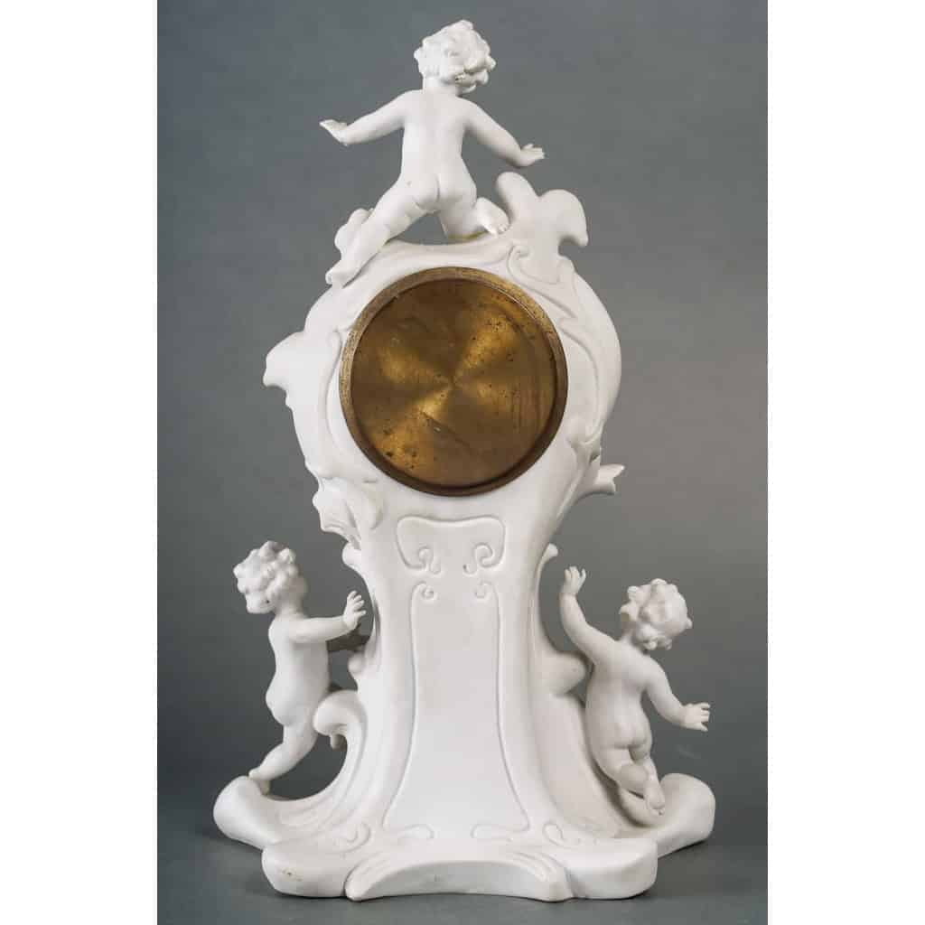 Une pendule en biscuit fin XIXème siècle | Biron Une pendule en biscuit fin XIXème siècle