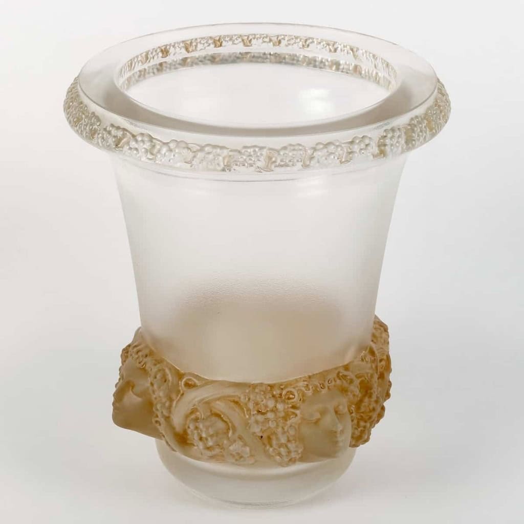 Vase « Quatre Têtes de Femmes et Raisins » verre blanc patiné sépia de René LALIQUE | Biron Vase "Quatre Têtes de Femmes et Raisins" verre blanc patiné sépia de René LALIQUE