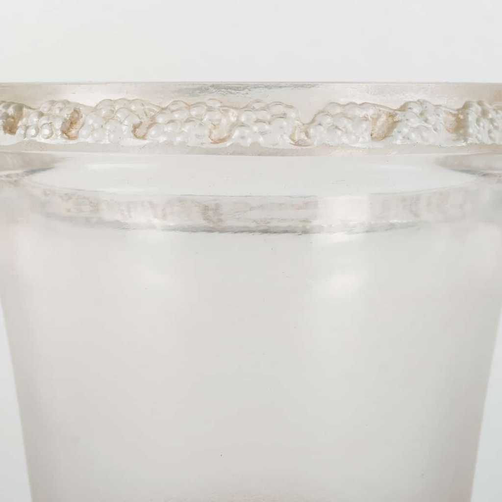 Vase « Quatre Têtes de Femmes et Raisins » verre blanc patiné sépia de René LALIQUE | Biron Vase "Quatre Têtes de Femmes et Raisins" verre blanc patiné sépia de René LALIQUE