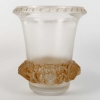 Vase « Quatre Têtes de Femmes et Raisins » verre blanc patiné sépia de René LALIQUE | Biron Vase "Quatre Têtes de Femmes et Raisins" verre blanc patiné sépia de René LALIQUE