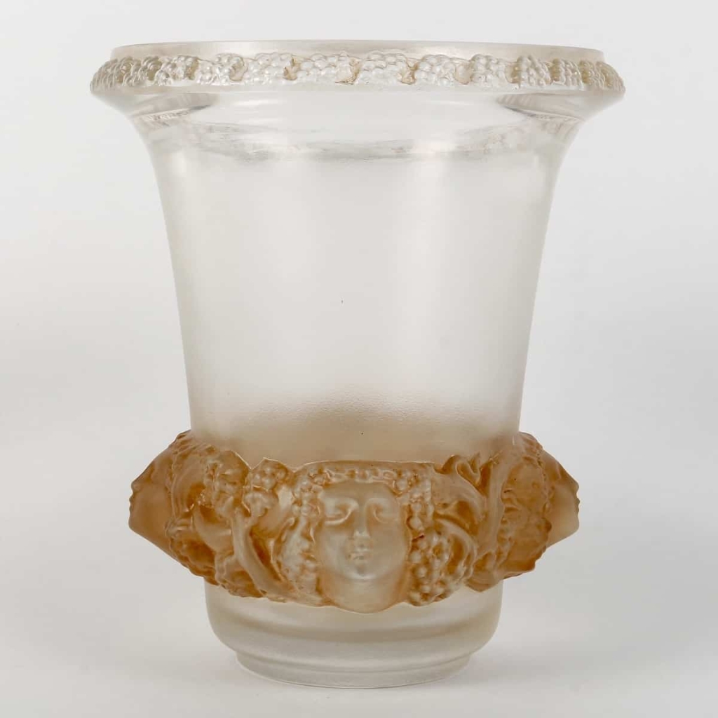 Vase « Quatre Têtes de Femmes et Raisins » verre blanc patiné sépia de René LALIQUE | Biron Vase "Quatre Têtes de Femmes et Raisins" verre blanc patiné sépia de René LALIQUE