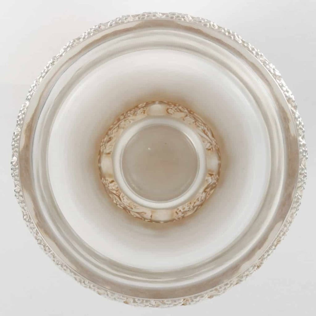 Vase « Quatre Têtes de Femmes et Raisins » verre blanc patiné sépia de René LALIQUE | Biron Vase "Quatre Têtes de Femmes et Raisins" verre blanc patiné sépia de René LALIQUE