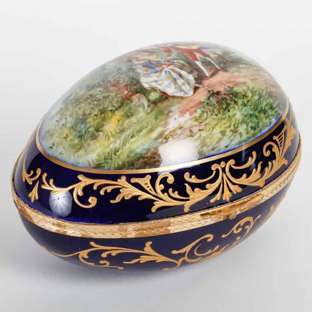 Un coffret à. bijoux en porcelaine en forme d’un oeuf fin XIXème siècle | Biron |||||||||||