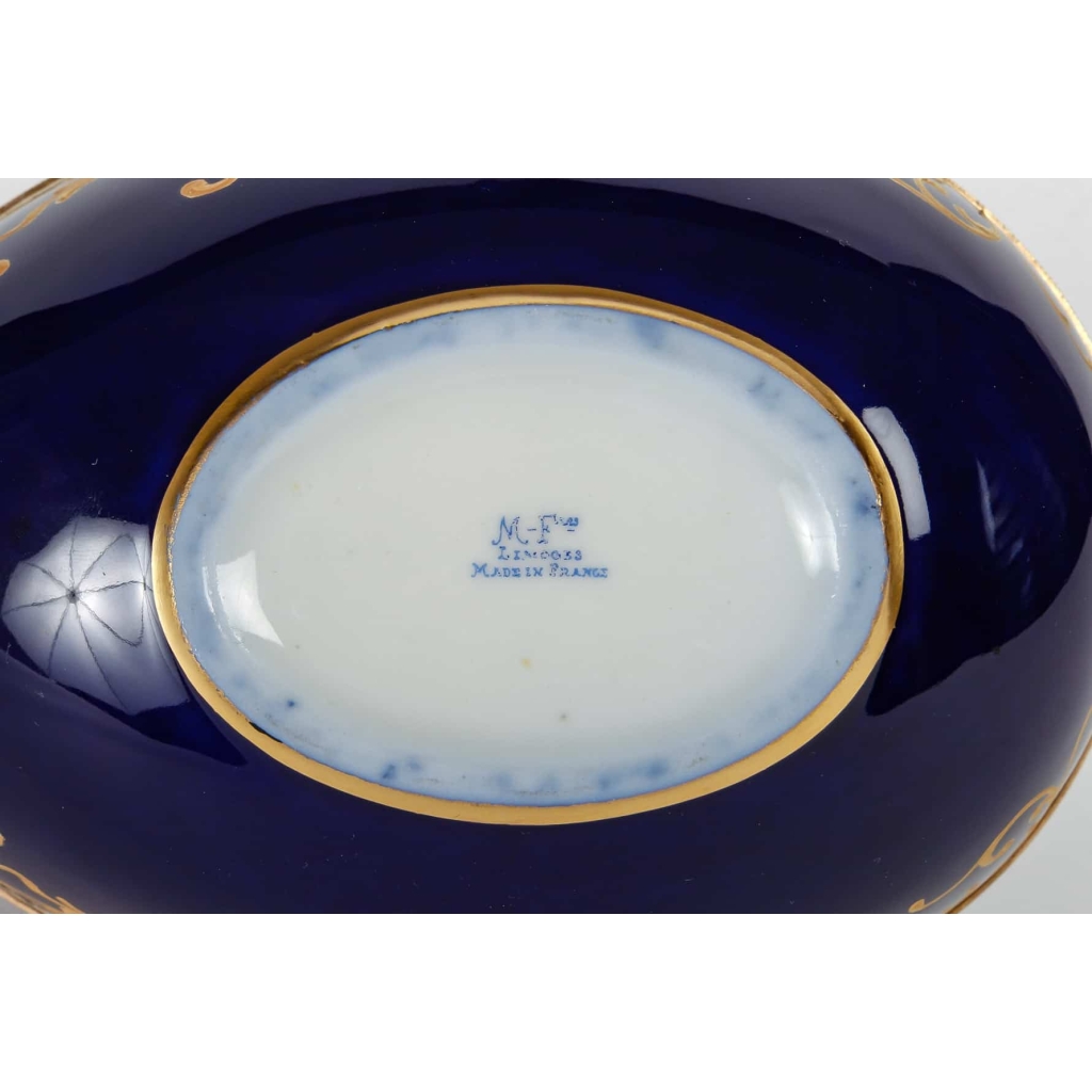 Un coffret à. bijoux en porcelaine en forme d’un oeuf fin XIXème siècle | Biron Un coffret à. bijoux en porcelaine en forme d'un oeuf fin XIXème siècle