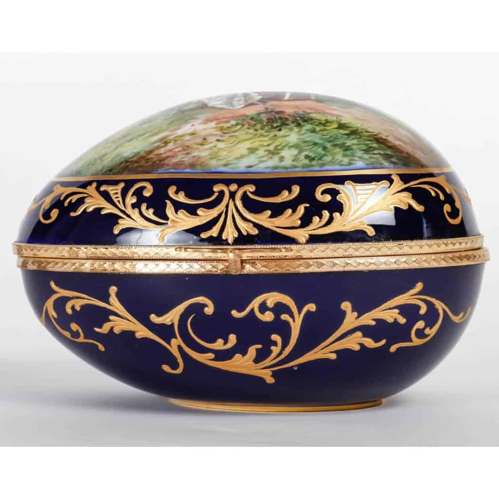 Un coffret à. bijoux en porcelaine en forme d’un oeuf fin XIXème siècle | Biron Un coffret à. bijoux en porcelaine en forme d'un oeuf fin XIXème siècle