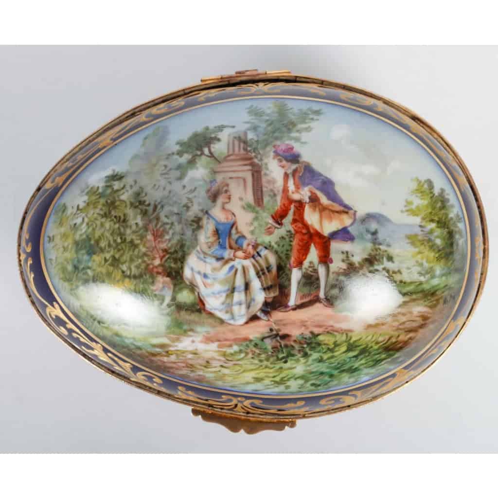 Un coffret à. bijoux en porcelaine en forme d’un oeuf fin XIXème siècle | Biron Un coffret à. bijoux en porcelaine en forme d'un oeuf fin XIXème siècle