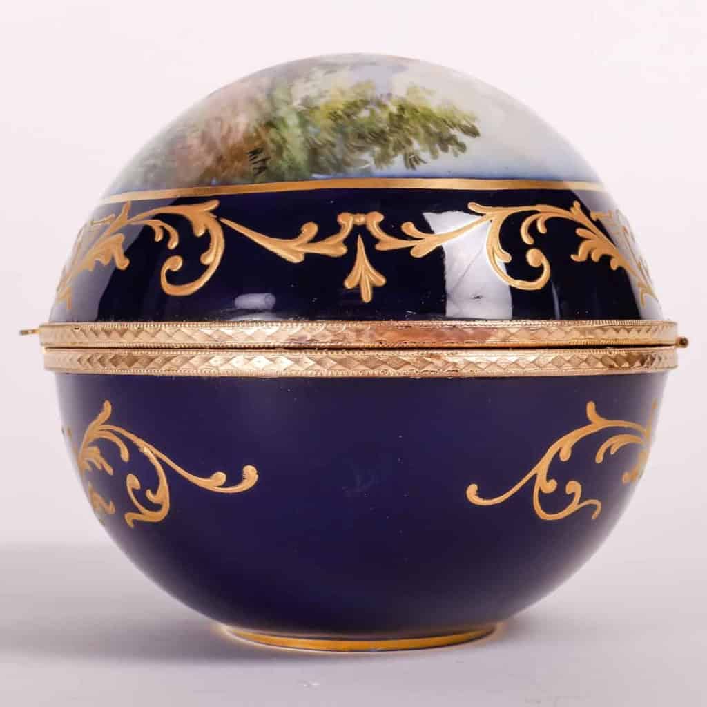 Un coffret à. bijoux en porcelaine en forme d’un oeuf fin XIXème siècle | Biron Un coffret à. bijoux en porcelaine en forme d'un oeuf fin XIXème siècle