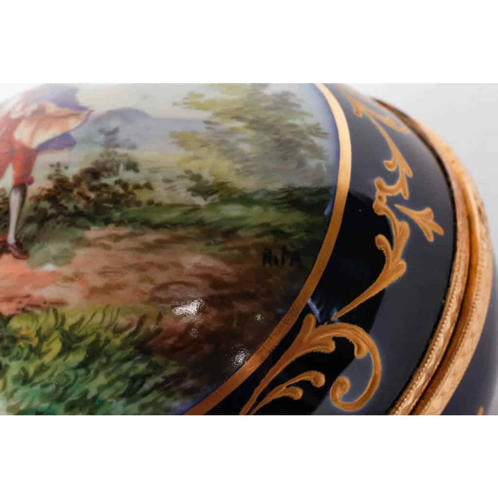 Un coffret à. bijoux en porcelaine en forme d’un oeuf fin XIXème siècle | Biron Un coffret à. bijoux en porcelaine en forme d'un oeuf fin XIXème siècle