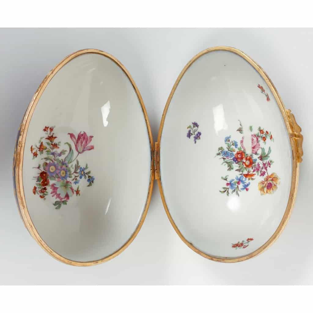 Un coffret à. bijoux en porcelaine en forme d’un oeuf fin XIXème siècle | Biron Un coffret à. bijoux en porcelaine en forme d'un oeuf fin XIXème siècle