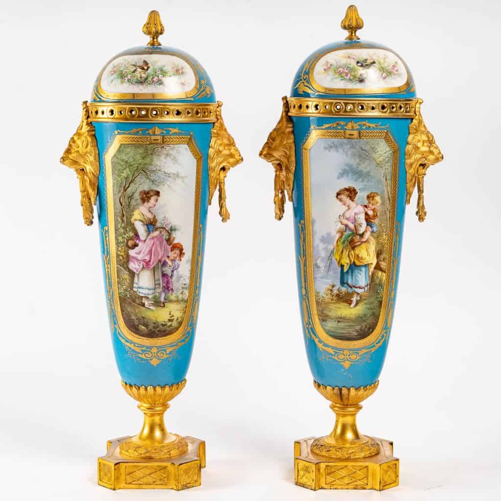 Une paire de vases en porcelaine de style Sèvres fin XIXème siècle | Biron ||||||||||||