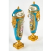 Une paire de vases en porcelaine de style Sèvres fin XIXème siècle | Biron Une paire de vases en porcelaine de style Sèvres fin XIXème siècle