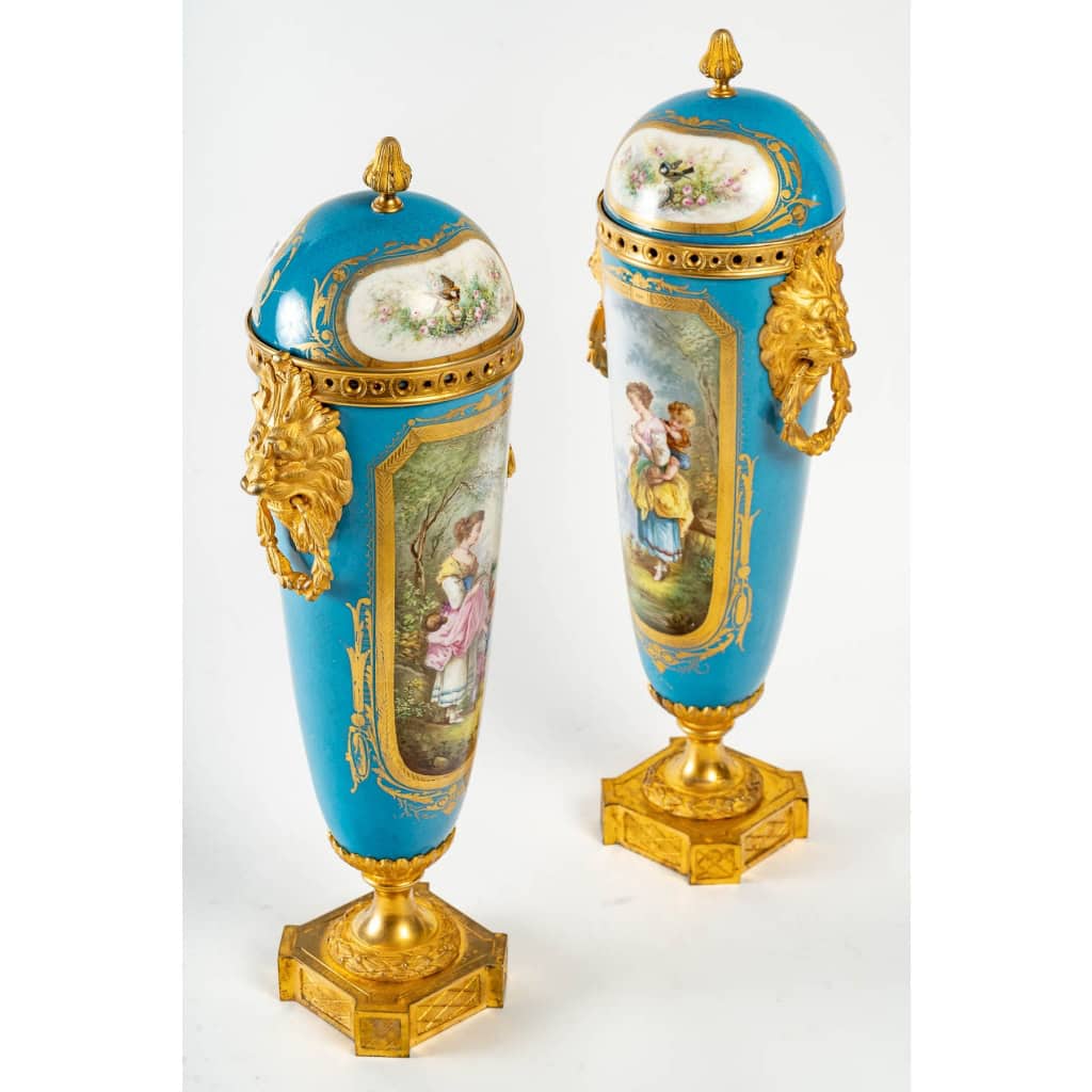 Une paire de vases en porcelaine de style Sèvres fin XIXème siècle | Biron Une paire de vases en porcelaine de style Sèvres fin XIXème siècle