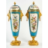 Une paire de vases en porcelaine de style Sèvres fin XIXème siècle | Biron Une paire de vases en porcelaine de style Sèvres fin XIXème siècle