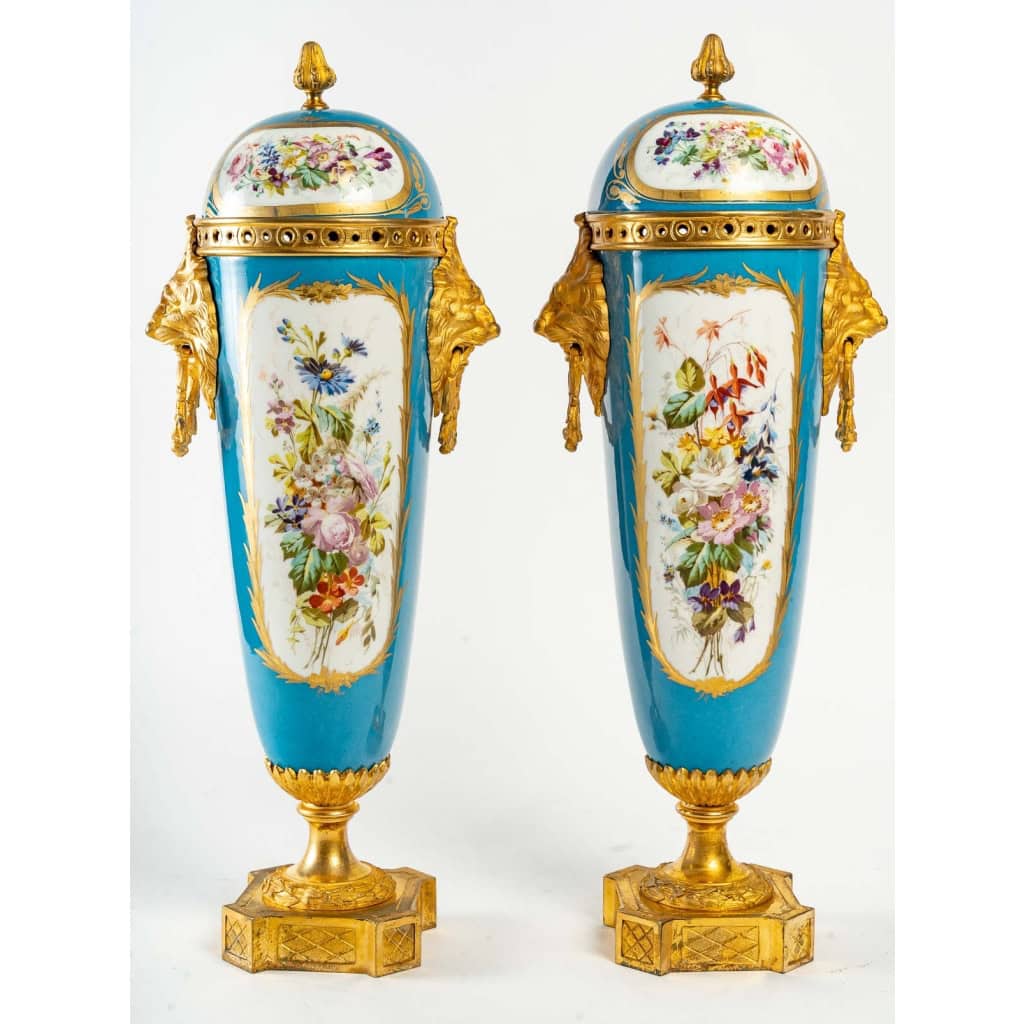 Une paire de vases en porcelaine de style Sèvres fin XIXème siècle | Biron Une paire de vases en porcelaine de style Sèvres fin XIXème siècle