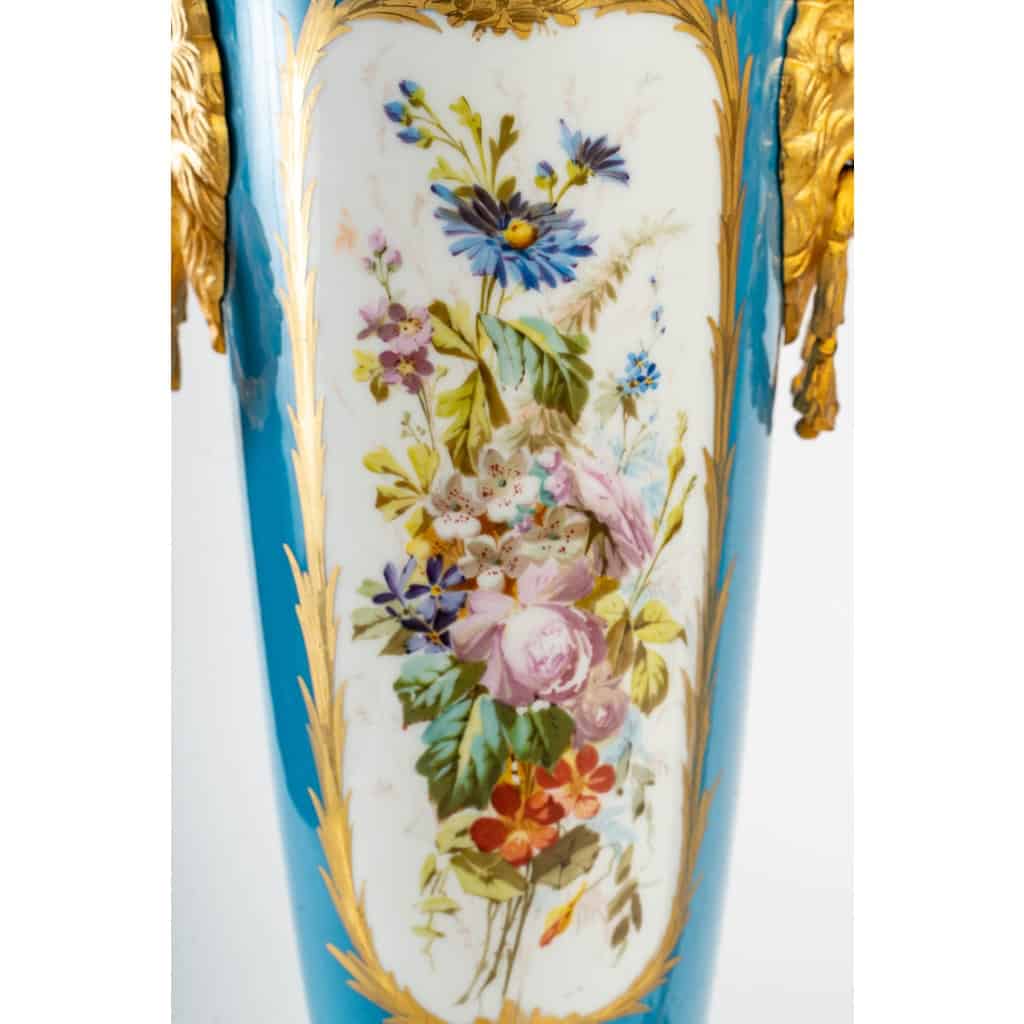 Une paire de vases en porcelaine de style Sèvres fin XIXème siècle | Biron Une paire de vases en porcelaine de style Sèvres fin XIXème siècle