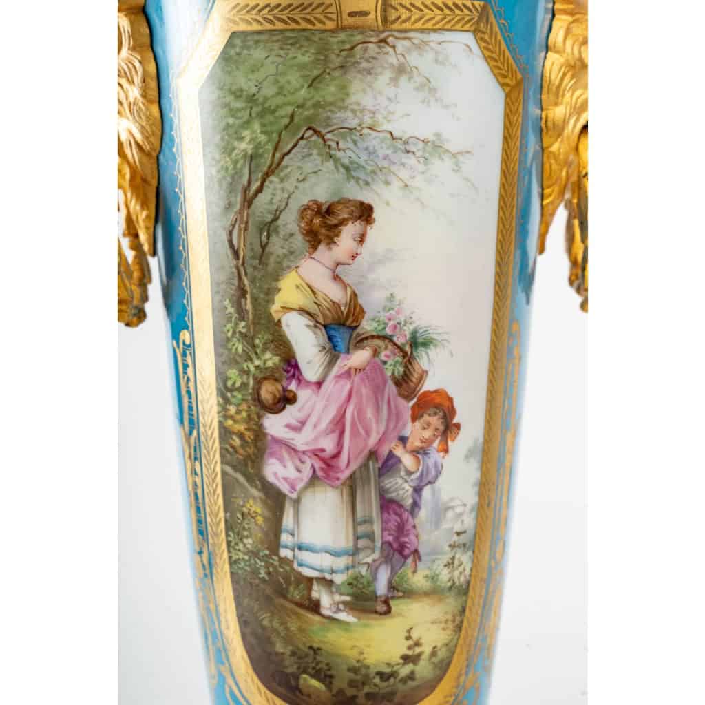 Une paire de vases en porcelaine de style Sèvres fin XIXème siècle | Biron Une paire de vases en porcelaine de style Sèvres fin XIXème siècle