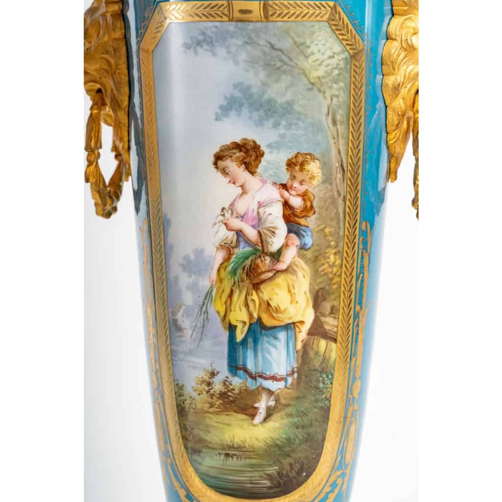 Une paire de vases en porcelaine de style Sèvres fin XIXème siècle | Biron Une paire de vases en porcelaine de style Sèvres fin XIXème siècle