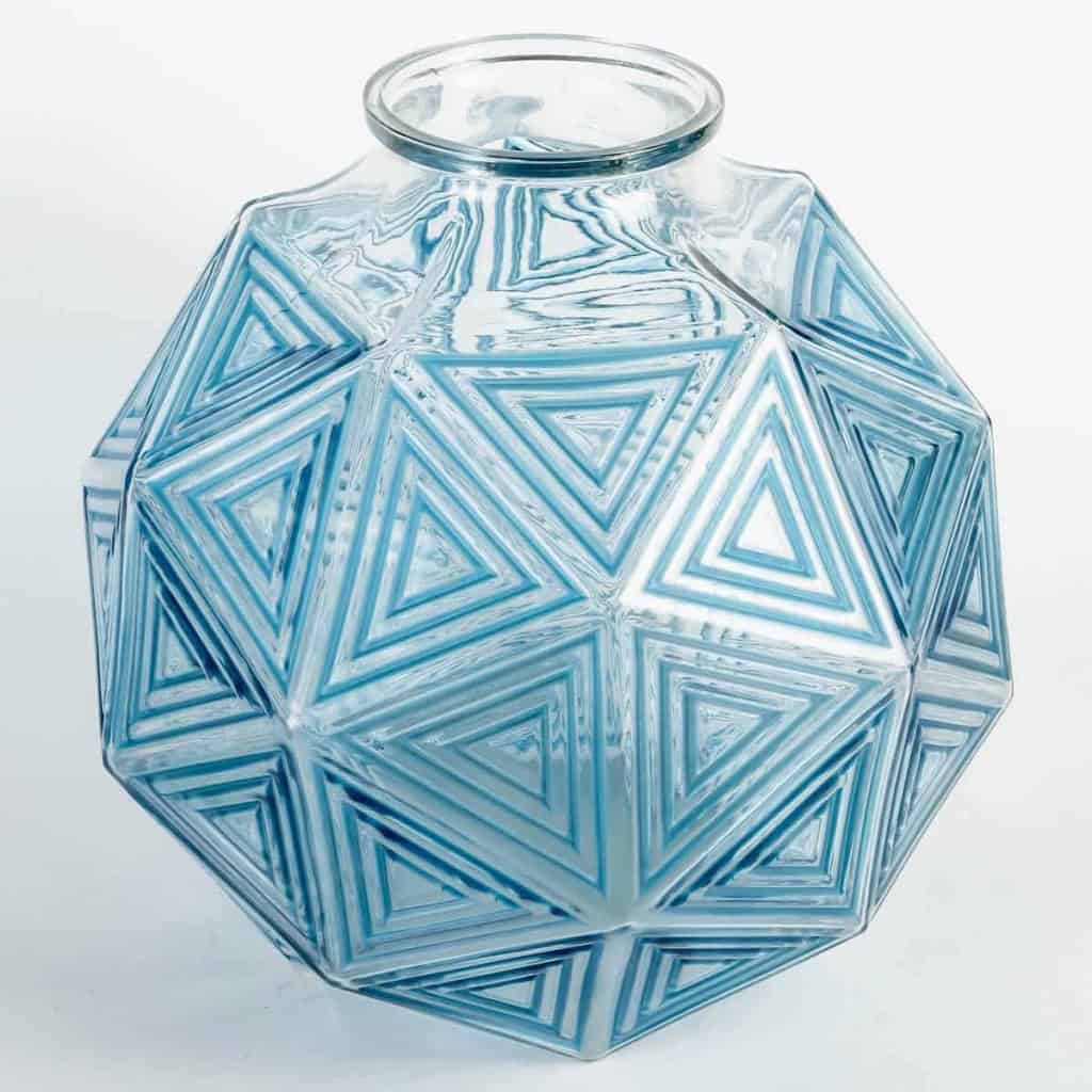 Vase « Nanking » verre blanc patiné bleu électrique de René LALIQUE | Biron Vase "Nanking" verre blanc patiné bleu électrique de René LALIQUE