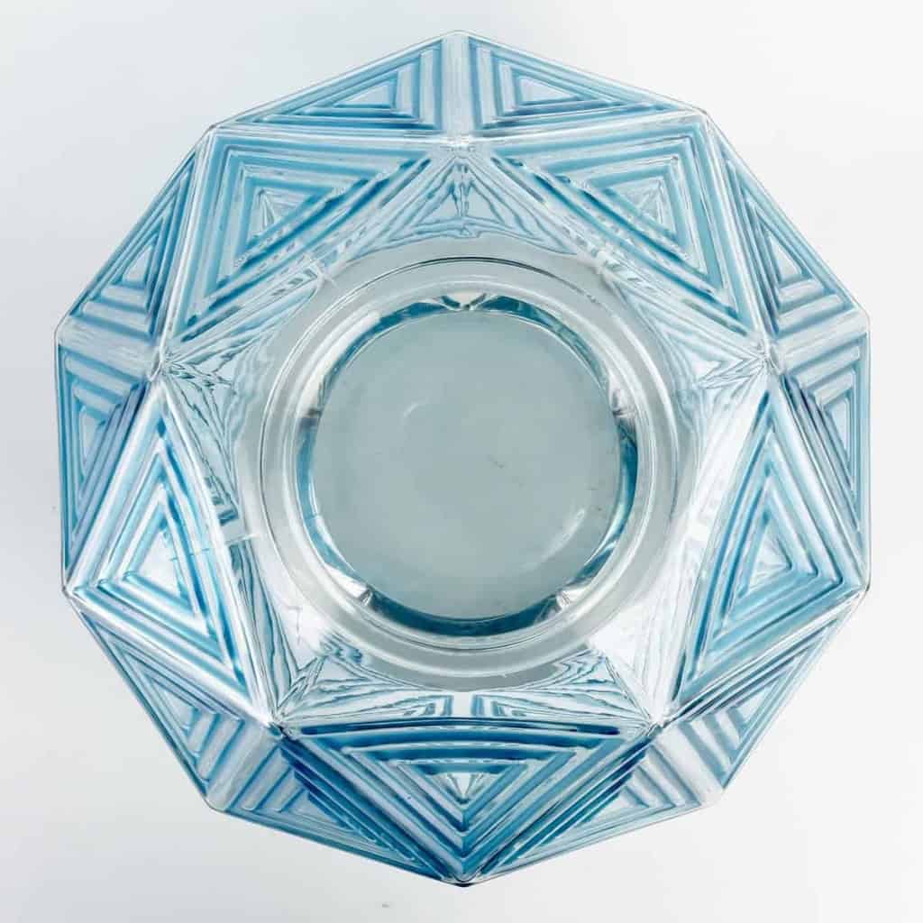 Vase « Nanking » verre blanc patiné bleu électrique de René LALIQUE | Biron Vase "Nanking" verre blanc patiné bleu électrique de René LALIQUE