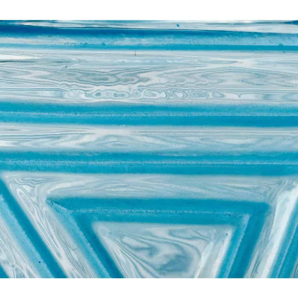 Vase « Nanking » verre blanc patiné bleu électrique de René LALIQUE | Biron Vase "Nanking" verre blanc patiné bleu électrique de René LALIQUE