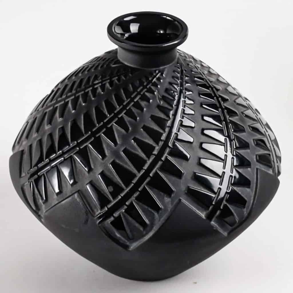 Vase « Montargis » verre noir patiné blanc de René LALIQUE | Biron Vase "Montargis" verre noir patiné blanc de René LALIQUE