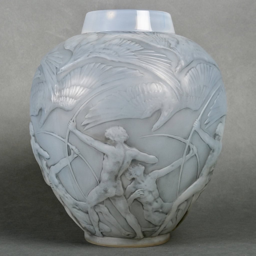 Vase « Archers » verre opalescent triple couche patiné gris de René LALIQUE | Biron |||||||
