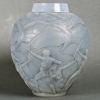 Vase « Archers » verre opalescent triple couche patiné gris de René LALIQUE | Biron Vase "Archers" verre opalescent triple couche patiné gris de René LALIQUE