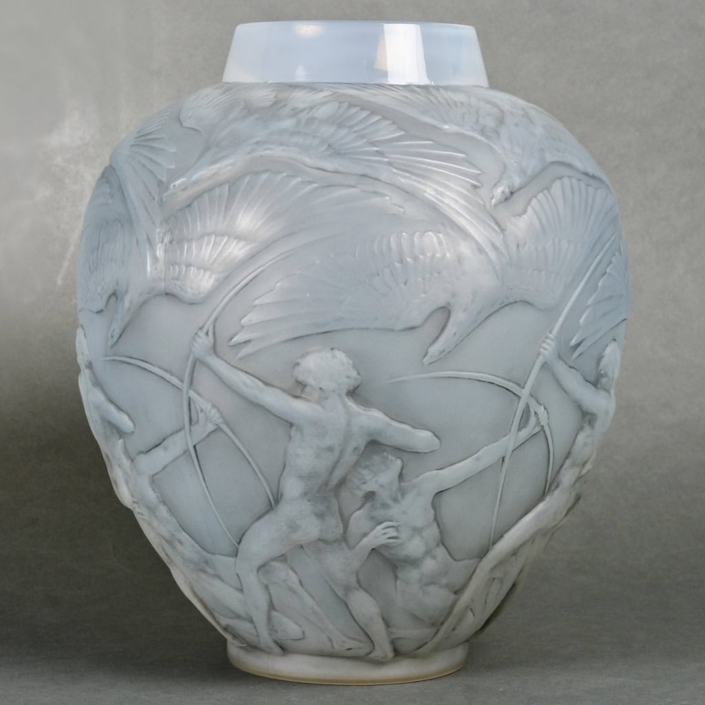 Vase « Archers » verre opalescent triple couche patiné gris de René LALIQUE | Biron Vase "Archers" verre opalescent triple couche patiné gris de René LALIQUE