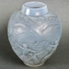 Vase « Archers » verre opalescent triple couche patiné gris de René LALIQUE | Biron Vase "Archers" verre opalescent triple couche patiné gris de René LALIQUE