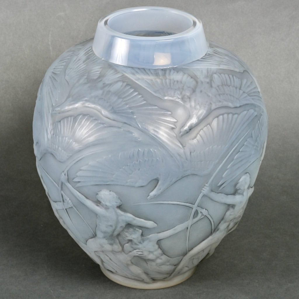 Vase « Archers » verre opalescent triple couche patiné gris de René LALIQUE | Biron Vase "Archers" verre opalescent triple couche patiné gris de René LALIQUE