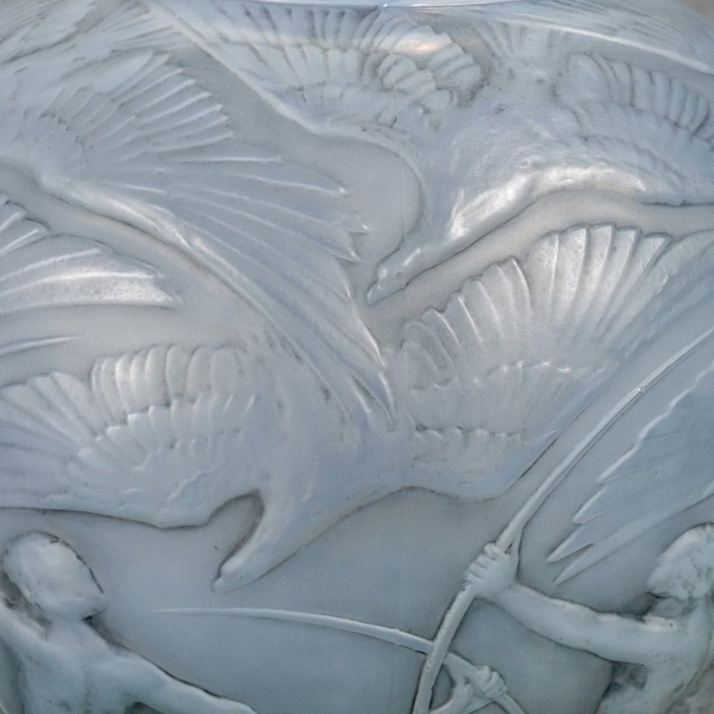 Vase « Archers » verre opalescent triple couche patiné gris de René LALIQUE | Biron Vase "Archers" verre opalescent triple couche patiné gris de René LALIQUE