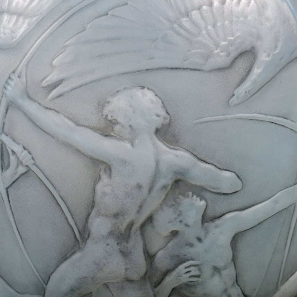 Vase « Archers » verre opalescent triple couche patiné gris de René LALIQUE | Biron Vase "Archers" verre opalescent triple couche patiné gris de René LALIQUE