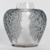 Vase « Poivre » verre blanc patiné bleu gris de René LALIQUE | Biron Vase "Poivre" verre blanc patiné bleu gris de René LALIQUE