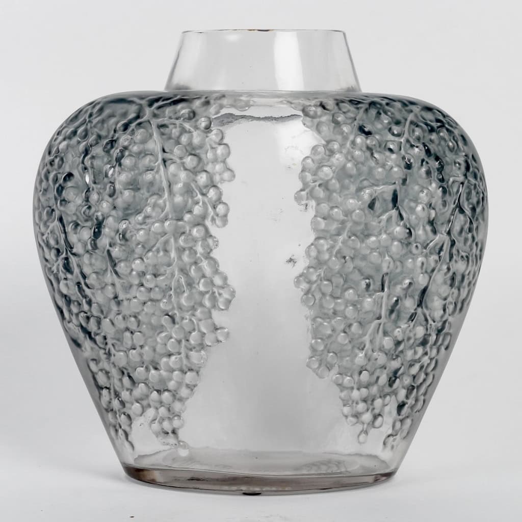 Vase « Poivre » verre blanc patiné bleu gris de René LALIQUE | Biron Vase "Poivre" verre blanc patiné bleu gris de René LALIQUE