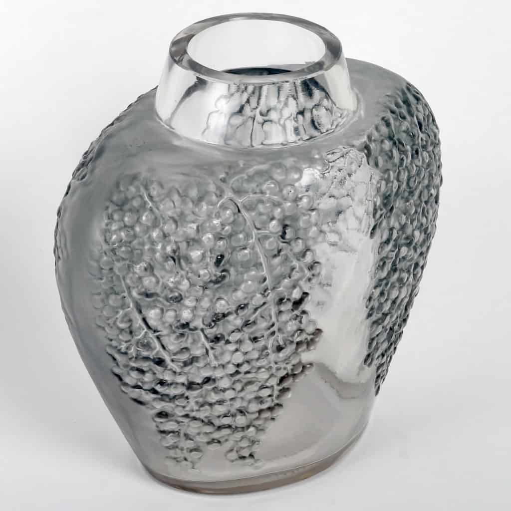 Vase « Poivre » verre blanc patiné bleu gris de René LALIQUE | Biron Vase "Poivre" verre blanc patiné bleu gris de René LALIQUE
