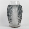 Vase « Poivre » verre blanc patiné bleu gris de René LALIQUE | Biron Vase "Poivre" verre blanc patiné bleu gris de René LALIQUE