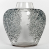 Vase « Poivre » verre blanc patiné bleu gris de René LALIQUE | Biron Vase "Poivre" verre blanc patiné bleu gris de René LALIQUE