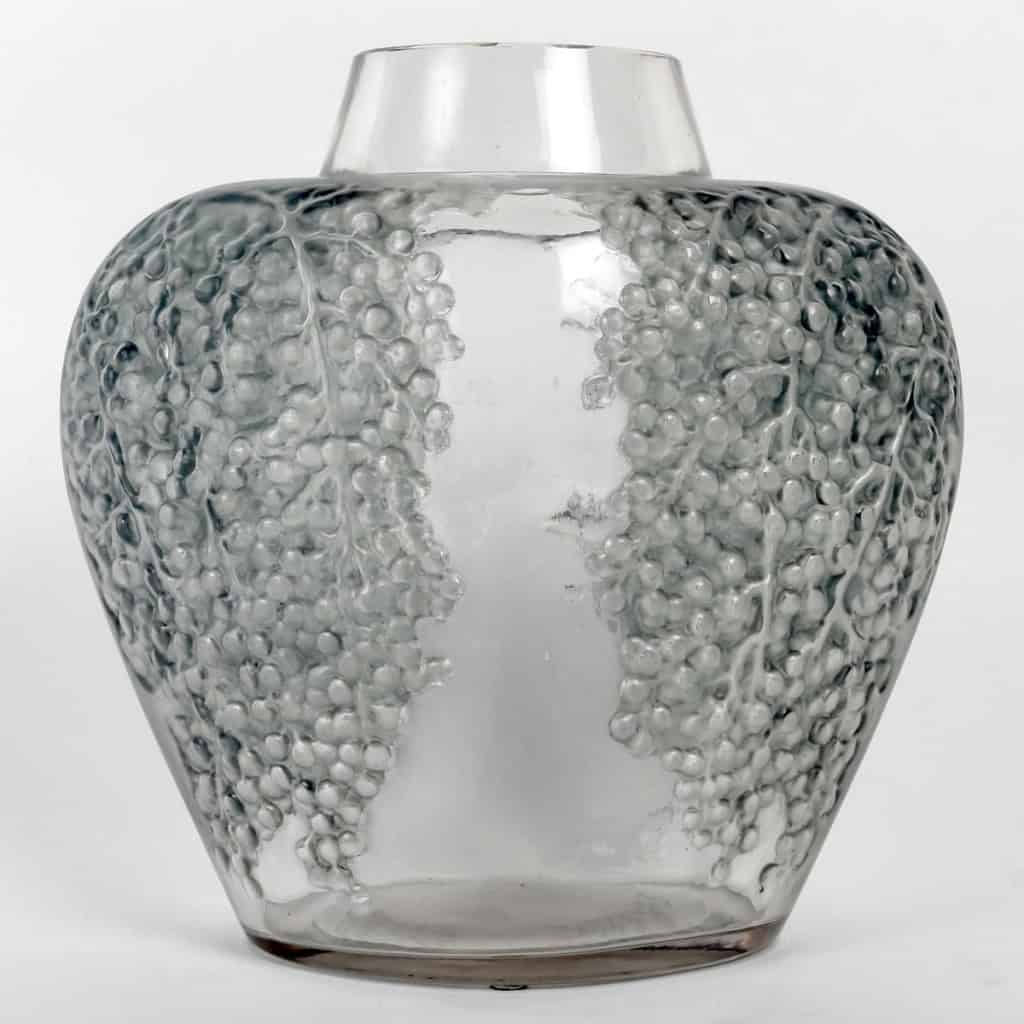 Vase « Poivre » verre blanc patiné bleu gris de René LALIQUE | Biron Vase "Poivre" verre blanc patiné bleu gris de René LALIQUE