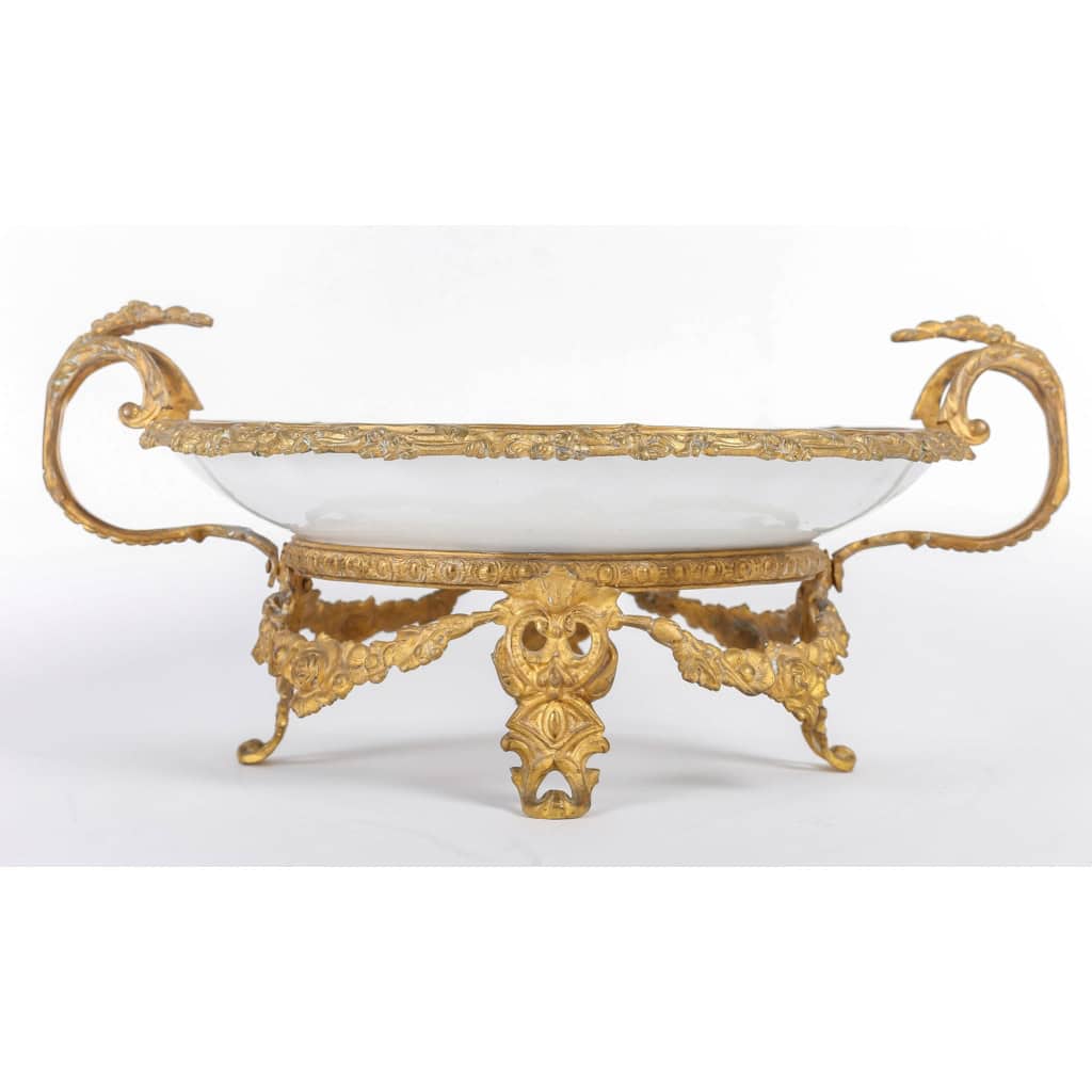 Coupe en porcelaine et monture en bronze doré, XIXème siècle