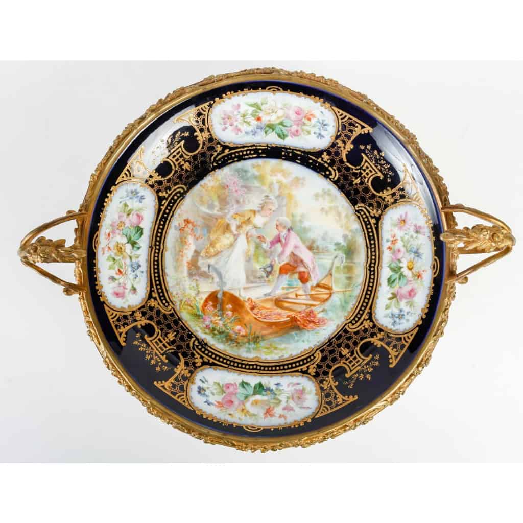 Coupe en porcelaine et monture en bronze doré, XIXème siècle