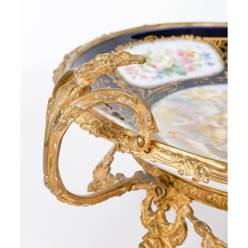 Coupe en porcelaine et monture en bronze doré, XIXème siècle