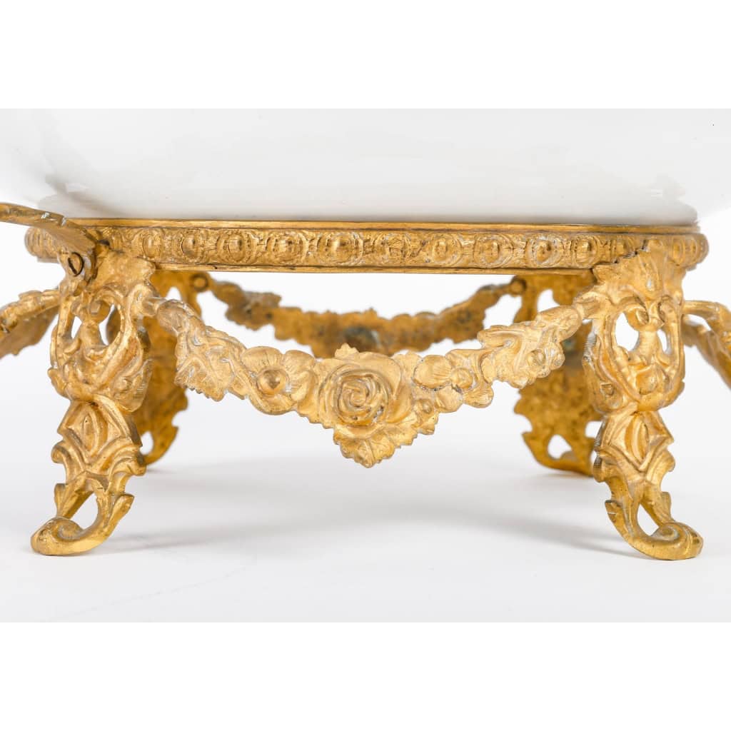 Coupe en porcelaine et monture en bronze doré, XIXème siècle
